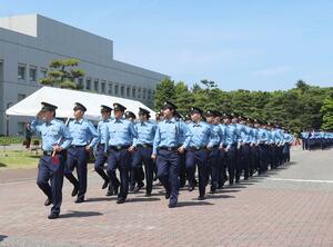 警察官が行進した県警視閲式=6月8日、新潟県庁