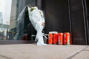 事件現場付近に供えられた花や飲み物=22日午後、JR長野駅前