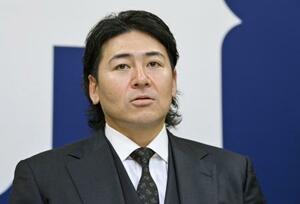 契約更改を終え、取材に応じる広島・会沢=11日、マツダスタジアム