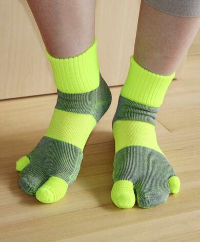 ケアソク　健康ソックス　足のトラブル予防に 靴下で足のトラブルを予防、「ケアソク」新作は3本指！重心のバランス