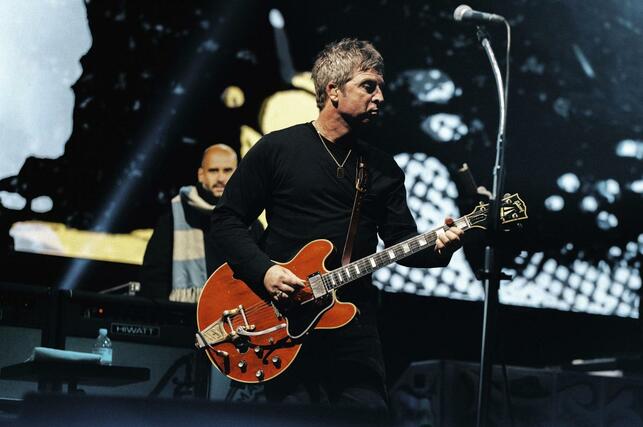 ギターを弾くノエル・ギャラガー（（ｃ）Ｂｉｇ　Ｂｒｏｔｈｅｒ　Ｒｅｃｏｒｄｉｎｇｓ）