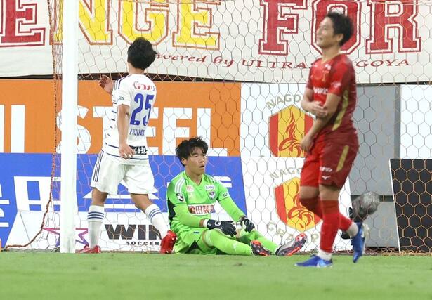 後半３３分、３失点し座り込む新潟のＧＫ小島亨介＝９月１８日、豊田スタジアム