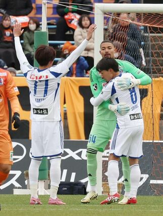 初勝利を決め、喜ぶ新潟の選手＝松山市