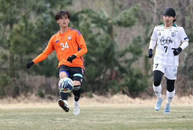 練習試合でプレーするＤＦ藤原優大＝聖籠町