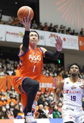 新潟-岡山 第1クオーター、シュートを決める川村卓也=アオーレ長岡