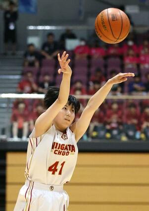 女子２回戦　新潟中央－大阪桐蔭　第３クオーター、新潟中央の田中愛来が３点シュートを決め、４６－４９＝福岡県立スポーツ科学情報センター
