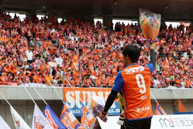 昨季限りで現役を引退した鈴木孝司さんが、スタンドに感謝を述べた＝ビッグスワン