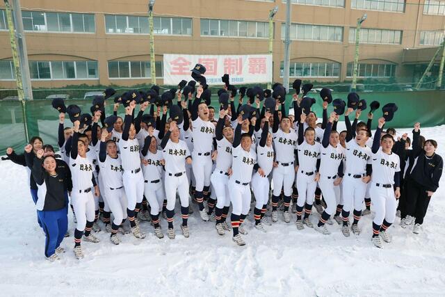 ６回目のセンバツ出場を決め、喜びを爆発させる日本文理ナイン＝３０日、新潟市西区