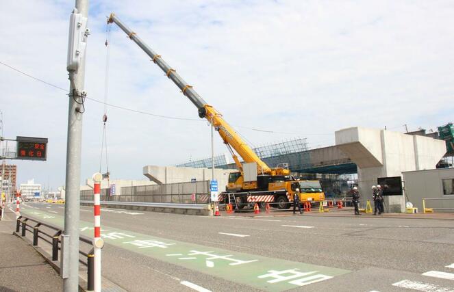 高架道路の橋桁を架ける工事が進む栗ノ木バイパス＝２０２６年０４月１５日、新潟市中央区鐙