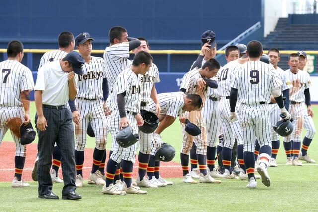 帝京長岡－新潟産大付　２－４で新潟産大付に敗れ、涙を流し膝から崩れ落ちる帝京長岡ナイン＝２０２４年０７月２６日、新潟市中央区長潟　ハードオフ・エコスタジアム