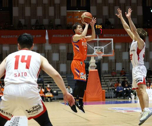 第3クオーター、3点シュートを決める五十嵐圭
