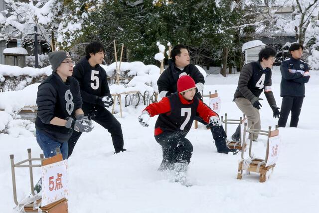 三条高校２年生が企画し、市民らが参加した雪合戦の大会＝三条市元町
