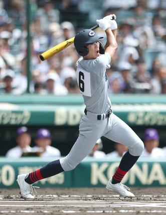 中越－関東第一　１回中越無死、堤歩力我が二塁打をはなつ＝甲子園