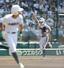 6回2死三塁、千野虹輝の適時二塁打で三走多田大樹が拳を突き上げながらホームイン。1-1と追いつく=甲子園