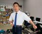 研究室でポーズを決める谷本道哉=2025年5月、千葉県印西市(撮影・林昌三)