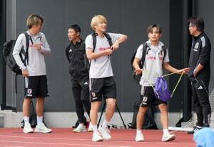 パラグアイ戦に向けた練習に臨む久保(右から2人目)ら=千葉市内