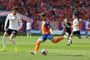 新潟-柏 前半、攻め込むMF太田修介=ビッグスワン