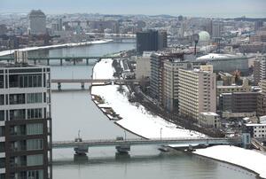 積雪がある新潟市中央区=2月12日