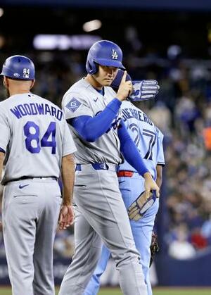 米大リーグ、ブルージェイズ戦の1回、四球を選んだドジャース・大谷翔平。昨季から43試合連続出塁とし、イチロー(マリナーズ)が樹立した日本勢最長記録に並んだ=8日、トロント(共同)