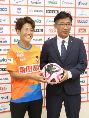 タイトル挑戦へ意気込む橋川和晃監督と新ユニホームを着たDF有吉佐織=聖籠町