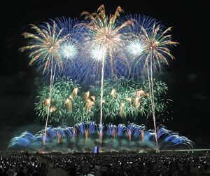 ２０２３年の長岡まつり大花火大会で上がった「天地人花火」＝２３年８月２日、長岡市