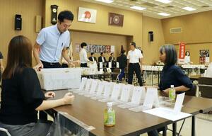 自民党総裁選の県内党員・党友票の開票作業=9月27日、新潟市中央区