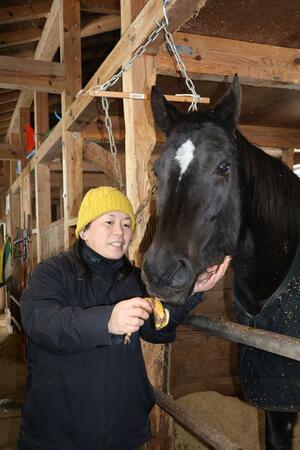 大石小動物園で飼育する馬をかわいがる角田雪子さん。「馬の価値や命の大切さを知ってほしい」と話す=6日、関川村大石