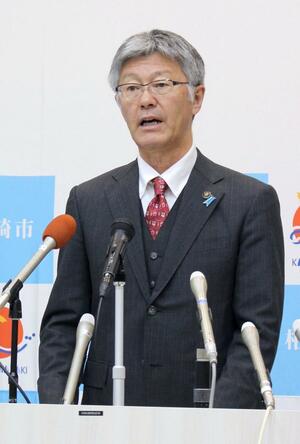定例記者会見をする柏崎市の桜井雅浩市長＝２日、柏崎市日石町