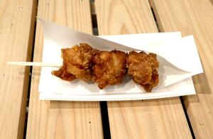 県産ブランド鶏肉を独自の揚げ方で仕上げた「越の鶏の唐揚げ串」