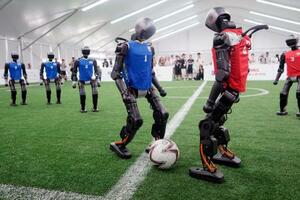 サッカーの練習試合をする人型ロボット=4日、北京(共同)