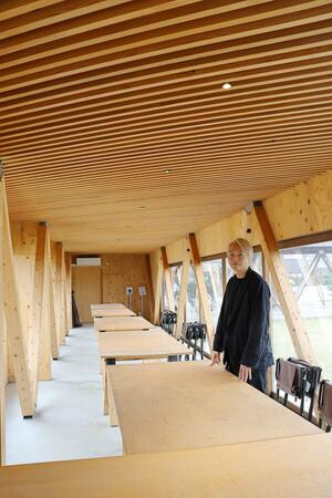 ｉＦデザインアワードを受賞した広場「Ｌｉｆｅ　Ｓｉｔｅ　野きろ」と、設計した石田伸一さん＝新潟市西蒲区