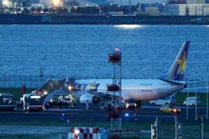羽田空港に緊急着陸したスカイマーク機=25日午後7時9分