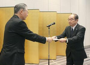 春闘に関する要請書を県経営者協会の殖栗道郎会長(左)に手渡す連合新潟の小林俊夫会長=2月25日、新潟市中央区