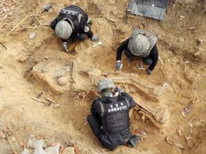 2020年に南北非武装地帯で韓国側が行った遺骨発掘(韓国政府提供・聯合=共同)