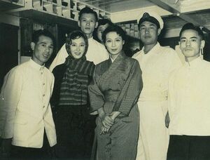 「君の名は」の撮影の合間に、記念写真に応じる岸惠子さん（左から２人目）と故淡島千景さん（中央）。おけさ丸の船上とみられる（仙宅希さん提供）