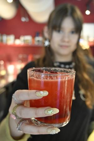 ウクライナの首都キーウ中心部にあるカフェで販売している「ロシア人狩りレモネード」=5月(共同)
