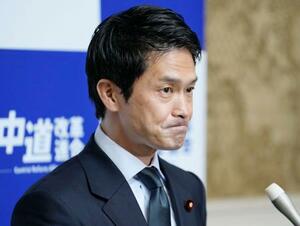 　記者会見する中道改革連合の小川代表。女性天皇を巡る自身の発言を撤回し、謝罪した＝３日午前、国会