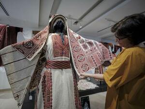 パレスチナの村で受け継がれてきた伝統衣装や装飾品が並ぶティラーズの館内。「刺しゅうは、自分たちを表現する言語」とディレクターのサルアは語る=2025年8月ヨルダン(撮影・坂野一郎、共同)