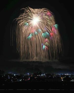 四尺玉の花火が鮮やかに夜空を彩った片貝まつり花火大会=9月13日午後10時ごろ、小千谷市片貝町