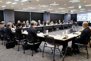 身寄りのない高齢者の支援強化に関する報告書をまとめた厚労省の社会保障審議会部会=15日午前、東京都千代田区