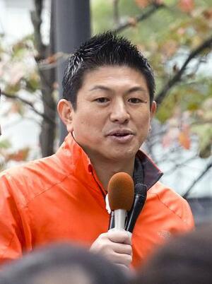 仙台市で街頭演説する参政党の神谷代表=19日午後