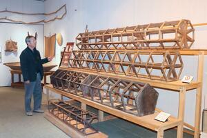 昔の稲作で使われた道具を集めた企画展＝柏崎市緑町