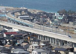 金沢方面へ向かう北陸新幹線はくたか号=3月15日、糸魚川市