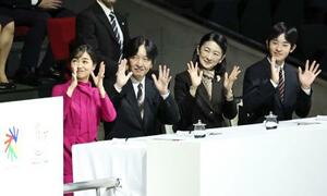 「東京デフリンピック」の開会式で、手話で「拍手」を送られる秋篠宮ご夫妻と佳子さま、悠仁さま=15日、東京体育館(代表撮影)