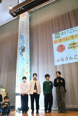 つるし灯籠の前で当日の発表練習をする新津第二小の児童=新潟市秋葉区新町