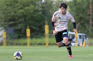 J1新潟 オフ明け練習公開 戦列復帰を目指すFW谷口海斗=8月2日 聖籠町の専用練習場