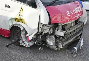 住宅のフェンスに衝突する事故を起こした幼稚園の送迎バス=29日午後3時31分、千葉県警鎌ケ谷署