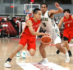 男子準々決勝 福岡第一-開志国際 第4クオーター、ドリブル突破を図る開志国際の平良宗龍=東京体育館