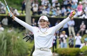 　通算１９アンダーで優勝を決め、喜ぶ桑木志帆＝六甲国際ＧＣ
