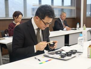 最優秀賞を受賞した関農園の関智晴社長=13日食感や匂いなどを基準に審査した南魚沼産コシヒカリ食味コンテストの審査員、南魚沼市美佐島